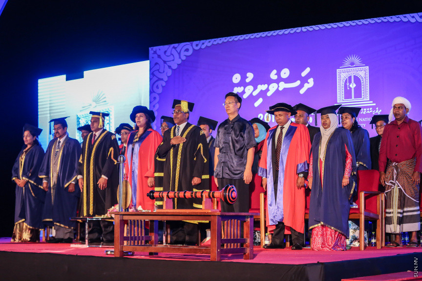 ސެޕްޓެމްބަރ 2، 2018: ރާއްޖޭގެ ގައުމީން ޔުނިވާސިޓީ (އެމްއެންޔޫ)ގެ ދަރިވަރުންްގެ ދަސްވެނިވުން: އެމްއެންޔޫގެ ދަސްވެނިވުން ބާއްވާފައި ވަނީ ސިނަމާލެ ބުރިޖުގައި، މި ދަސްވެނިވުމުގައި 781 ދަރިވަރުން ވަނީ ދަސްވެނިވިފައި -- ސަން ފޮޓޯ/ ފަޔާޒު މޫސާ