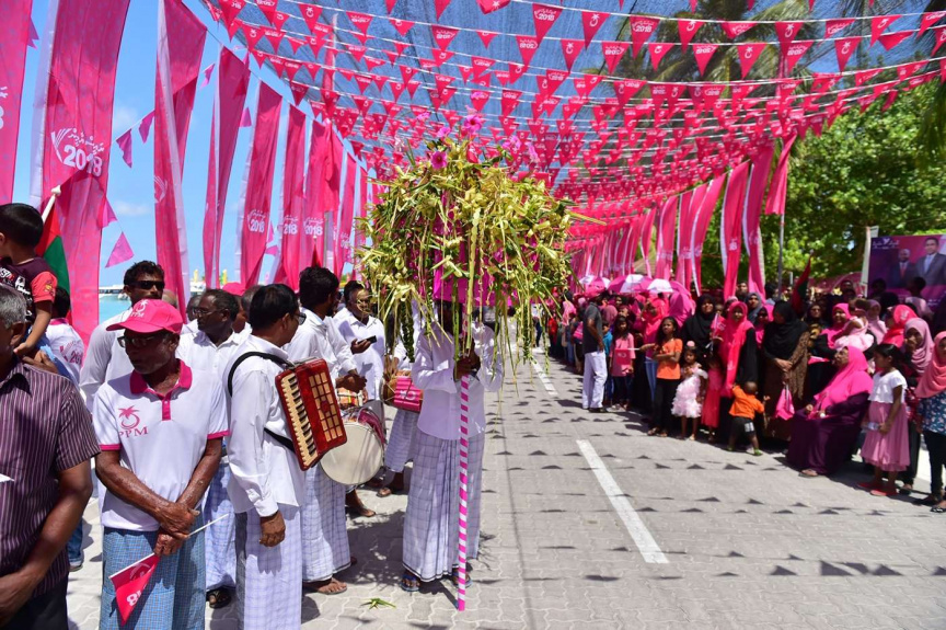 ސެޕްޓެމްބަރ 3، 2018:  އދ. މަހިބަދޫގައި މަގު ހެދުމުގެ މަސައްކަތް ނިމުން ރަސްމިއްޔާތުގައި ރައީސް ޔާމީން ބައިވެރި ވެޑައިގަތުން -- ފޮޓޯ/ ރައީސް އޮފީސް