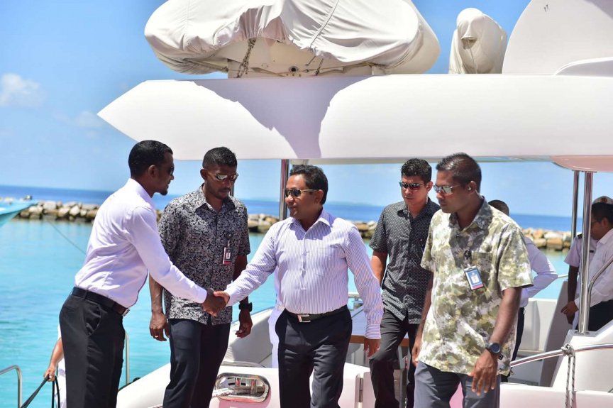 ސެޕްޓެމްބަރ 3، 2018:  އދ. މަހިބަދޫގައި މަގު ހެދުމުގެ މަސައްކަތް ނިމުން ރަސްމިއްޔާތުގައި ރައީސް ޔާމީން ބައިވެރި ވެޑައިގަތުން -- ފޮޓޯ/ ރައީސް އޮފީސް