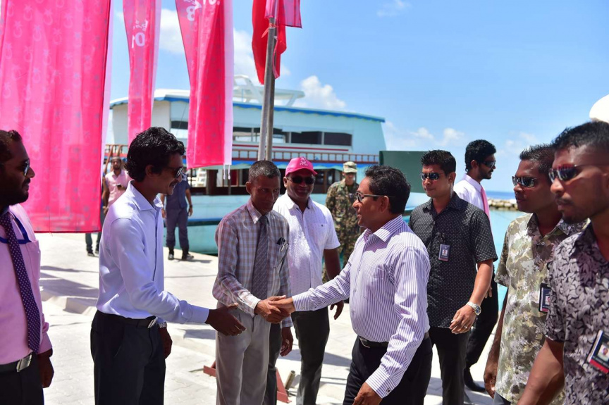 ސެޕްޓެމްބަރ 3، 2018:  އދ. މަހިބަދޫގައި މަގު ހެދުމުގެ މަސައްކަތް ނިމުން ރަސްމިއްޔާތުގައި ރައީސް ޔާމީން ބައިވެރި ވެޑައިގަތުން -- ފޮޓޯ/ ރައީސް އޮފީސް