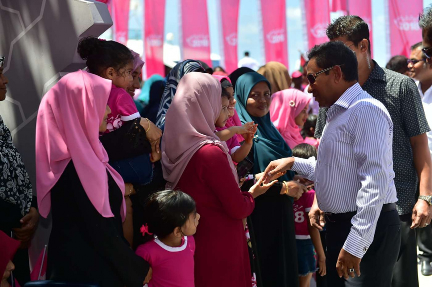 ސެޕްޓެމްބަރ 3، 2018:  އދ. މަހިބަދޫގައި މަގު ހެދުމުގެ މަސައްކަތް ނިމުން ރަސްމިއްޔާތުގައި ރައީސް ޔާމީން ބައިވެރި ވެޑައިގަތުން -- ފޮޓޯ/ ރައީސް އޮފީސް