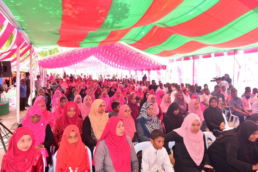 ސެޕްޓެމްބަރ 3، 2018:  އދ. މަހިބަދޫގައި މަގު ހެދުމުގެ މަސައްކަތް ނިމުން ރަސްމިއްޔާތުގައި ރައީސް ޔާމީން ބައިވެރި ވެޑައިގަތުން -- ފޮޓޯ/ ރައީސް އޮފީސް