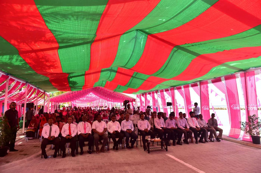 ސެޕްޓެމްބަރ 3، 2018:  އދ. މަހިބަދޫގައި މަގު ހެދުމުގެ މަސައްކަތް ނިމުން ރަސްމިއްޔާތުގައި ރައީސް ޔާމީން ބައިވެރި ވެޑައިގަތުން -- ފޮޓޯ/ ރައީސް އޮފީސް