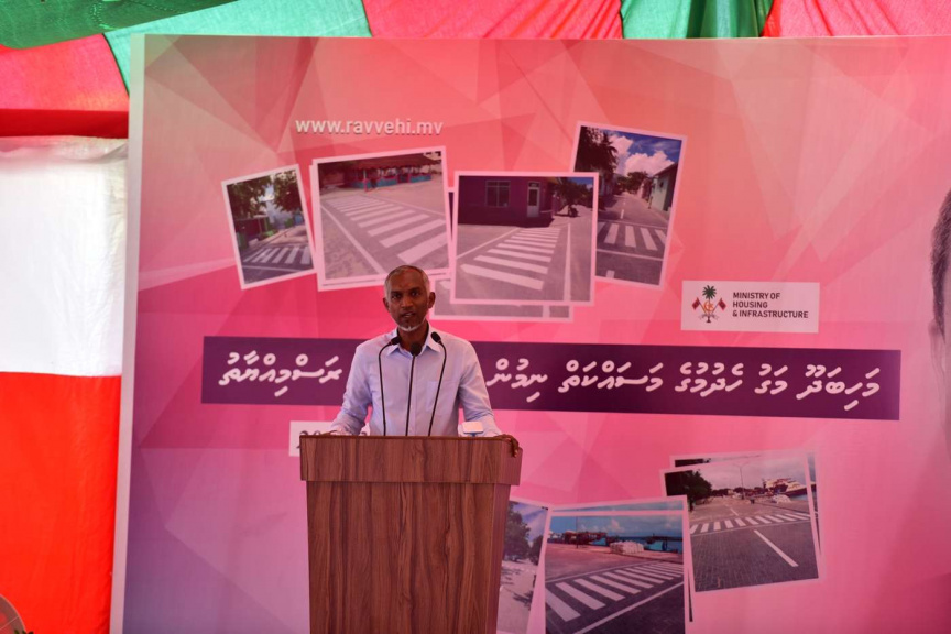 ސެޕްޓެމްބަރ 3، 2018:  އދ. މަހިބަދޫގައި މަގު ހެދުމުގެ މަސައްކަތް ނިމުން ރަސްމިއްޔާތުގައި ރައީސް ޔާމީން ބައިވެރި ވެޑައިގަތުން -- ފޮޓޯ/ ރައީސް އޮފީސް