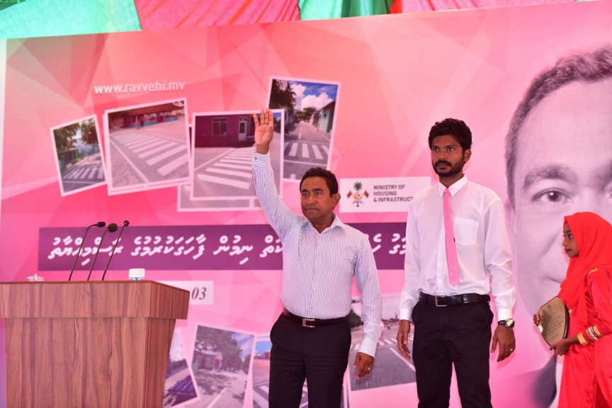 ސެޕްޓެމްބަރ 3، 2018:  އދ. މަހިބަދޫގައި މަގު ހެދުމުގެ މަސައްކަތް ނިމުން ރަސްމިއްޔާތުގައި ރައީސް ޔާމީން ބައިވެރި ވެޑައިގަތުން -- ފޮޓޯ/ ރައީސް އޮފީސް