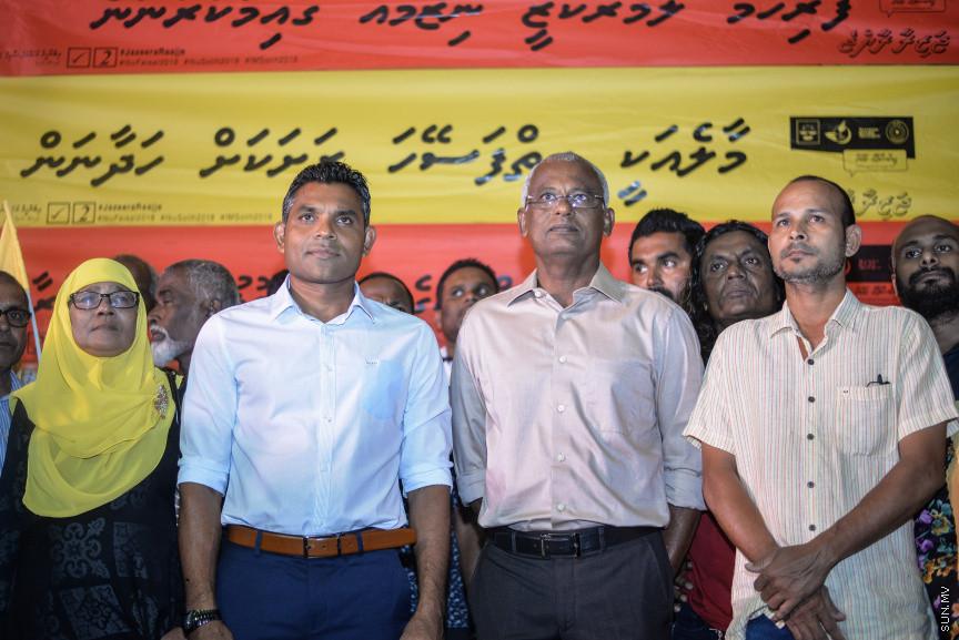 މިމަހުގެ 23 ގައި ބާއްވާ ރިޔާސީ އިންތިހާބަށް ކެންޕެއިން ކުރުމުގެ ގޮތުން  އިދިކޮޅު ކޯލިޝަން އިން މާލޭގައި ދެ ޖަގަހައެށް ހުޅުވުން -- ސަން ފޮޓޯ/  ފަޔާޒު މޫސާ