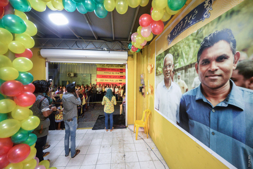 މިމަހުގެ 23 ގައި ބާއްވާ ރިޔާސީ އިންތިހާބަށް ކެންޕެއިން ކުރުމުގެ ގޮތުން  އިދިކޮޅު ކޯލިޝަން އިން މާލޭގައި ދެ ޖަގަހައެށް ހުޅުވުން -- ސަން ފޮޓޯ/  ފަޔާޒު މޫސާ
