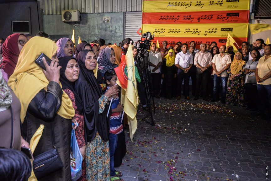 މިމަހުގެ 23 ގައި ބާއްވާ ރިޔާސީ އިންތިހާބަށް ކެންޕެއިން ކުރުމުގެ ގޮތުން  އިދިކޮޅު ކޯލިޝަން އިން މާލޭގައި ދެ ޖަގަހައެށް ހުޅުވުން -- ސަން ފޮޓޯ/  ފަޔާޒު މޫސާ