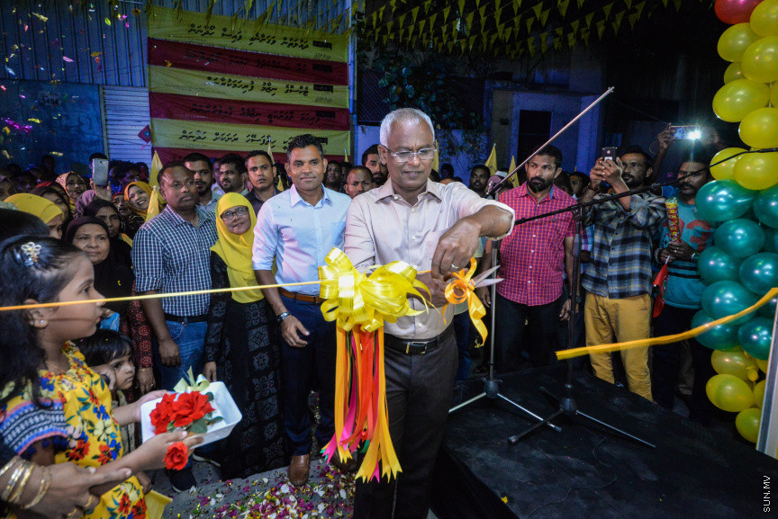 މިމަހުގެ 23 ގައި ބާއްވާ ރިޔާސީ އިންތިހާބަށް ކެންޕެއިން ކުރުމުގެ ގޮތުން  އިދިކޮޅު ކޯލިޝަން އިން މާލޭގައި ދެ ޖަގަހައެށް ހުޅުވުން -- ސަން ފޮޓޯ/  ފަޔާޒު މޫސާ