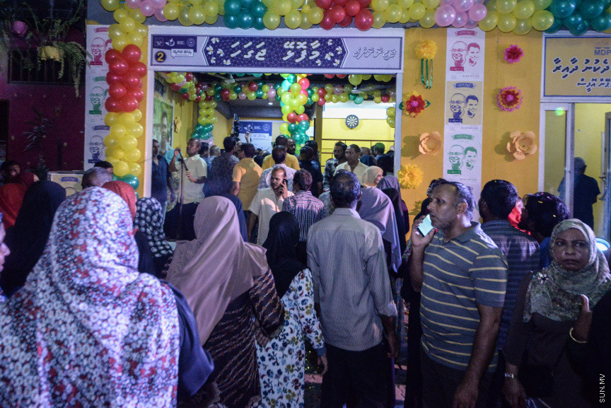 މިމަހުގެ 23 ގައި ބާއްވާ ރިޔާސީ އިންތިހާބަށް ކެންޕެއިން ކުރުމުގެ ގޮތުން  އިދިކޮޅު ކޯލިޝަން އިން މާލޭގައި ދެ ޖަގަހައެށް ހުޅުވުން -- ސަން ފޮޓޯ/  ފަޔާޒު މޫސާ