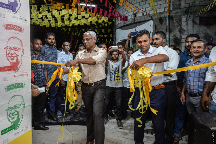 މިމަހުގެ 23 ގައި ބާއްވާ ރިޔާސީ އިންތިހާބަށް ކެންޕެއިން ކުރުމުގެ ގޮތުން  އިދިކޮޅު ކޯލިޝަން އިން މާލޭގައި ދެ ޖަގަހައެށް ހުޅުވުން -- ސަން ފޮޓޯ/  ފަޔާޒު މޫސާ