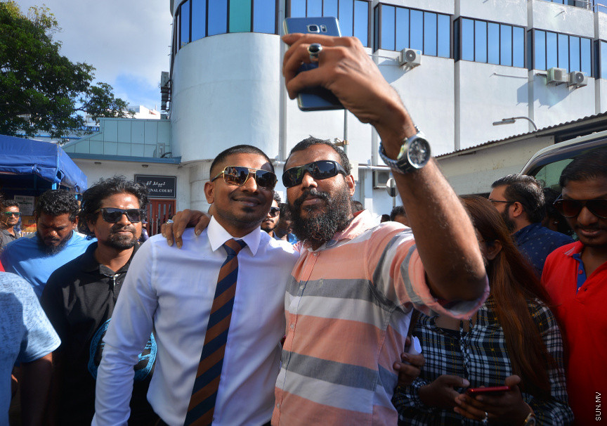މަހުލޫފު މިނިވަން ކުރުމުން   ކޯޓުން ބޭރުގައި މަރުހަބާ ދަންނަވަނީ -- ސަން ފޮޓޯ/ އަޙުމަދު އަވްޝަން އިލްޔާސް