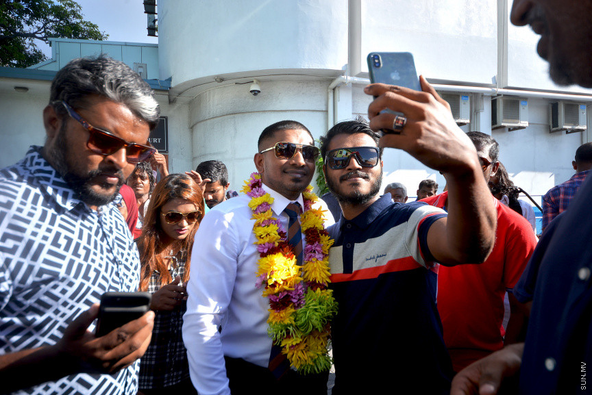 މަހުލޫފު މިނިވަން ކުރުމުން   ކޯޓު ބޭރުގައި މަރުހަބާ ދަންނަވަނީ -- ސަން ފޮޓޯ/ އަޙުމަދު އަވްޝަން އިލްޔާސް