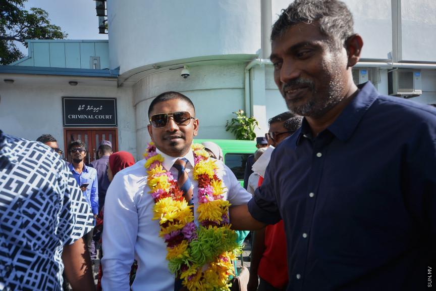 މަހުލޫފު މިނިވަން ކުރުމުން   ކޯޓު ބޭރުގައި މަރުހަބާ ދަންނަވަނީ -- ސަން ފޮޓޯ/ އަޙުމަދު އަވްޝަން އިލްޔާސް