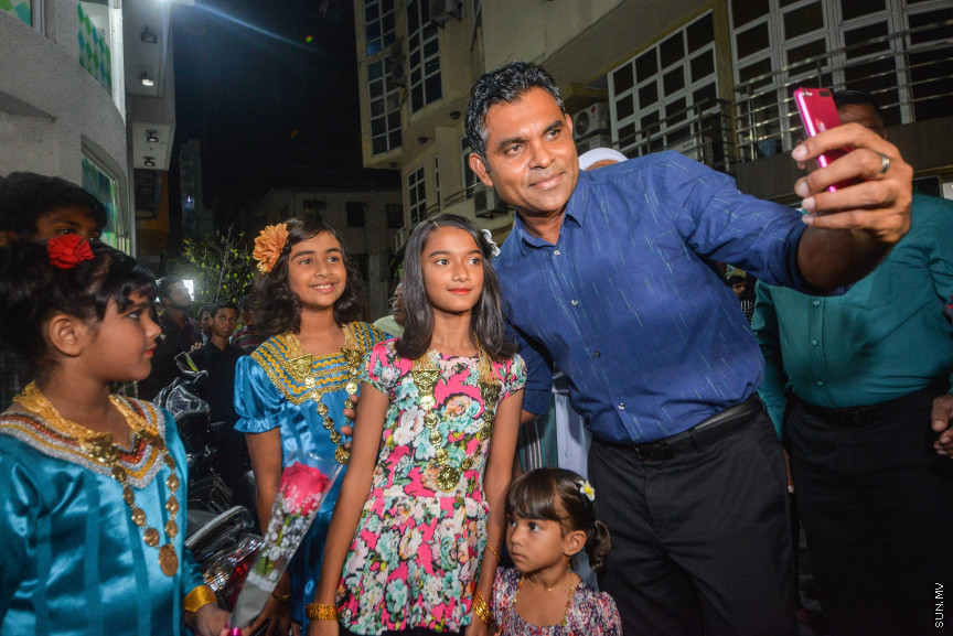 ރިޔާސީ އިންތިހާބް ކާމިޔާބުކުރެއްވި އިބްރާހިމް މުހައްމަދު ސޯލިހް އަދި ފައިސަލް ނަސީމްއަށް މަރުހަބާ ކިޔުމަށް ގަލޮޅު ދެކުނު ސަރަހައްދު ރައްޔިތުން ބޭއްވި ހާއްސަ ހަރަކާތުގެ ތެރެއިން -- ސަން ފޮޓޯ/ ފަޔާޒު މޫސާ