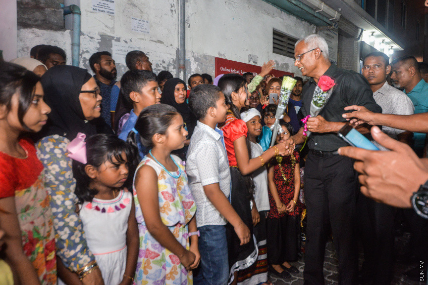 ރިޔާސީ އިންތިހާބް ކާމިޔާބުކުރެއްވި އިބްރާހިމް މުހައްމަދު ސޯލިހް އަދި ފައިސަލް ނަސީމްއަށް މަރުހަބާ ކިޔުމަށް ގަލޮޅު ދެކުނު ސަރަހައްދު ރައްޔިތުން ބޭއްވި ހާއްސަ ހަރަކާތުގެ ތެރެއިން -- ސަން ފޮޓޯ/ ފަޔާޒު މޫސާ