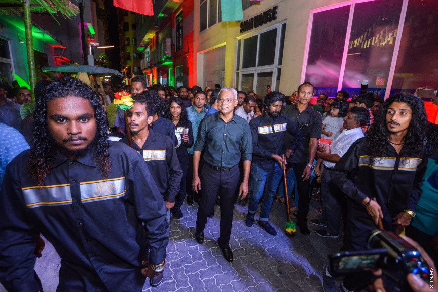 ރިޔާސީ އިންތިހާބް ކާމިޔާބުކުރެއްވި އިބްރާހިމް މުހައްމަދު ސޯލިހް އަދި ފައިސަލް ނަސީމްއަށް މަރުހަބާ ކިޔުމަށް ގަލޮޅު ދެކުނު ސަރަހައްދު ރައްޔިތުން ބޭއްވި ހާއްސަ ހަރަކާތުގެ ތެރެއިން -- ސަން ފޮޓޯ/ ފަޔާޒު މޫސާ