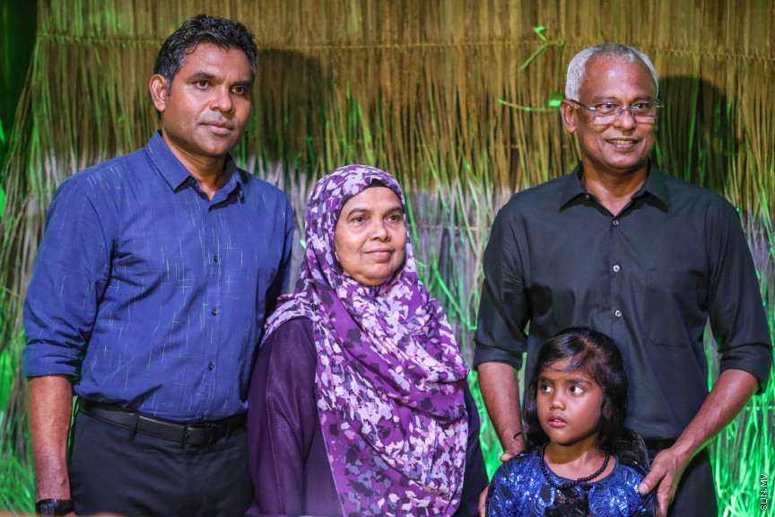 ރިޔާސީ އިންތިހާބް ކާމިޔާބުކުރެއްވި އިބްރާހިމް މުހައްމަދު ސޯލިހް އަދި ފައިސަލް ނަސީމްއަށް މަރުހަބާ ކިޔުމަށް ގަލޮޅު ދެކުނު ސަރަހައްދު ރައްޔިތުން ބޭއްވި ހާއްސަ ހަރަކާތުގެ ތެރެއިން -- ސަން ފޮޓޯ/ ފަޔާޒު މޫސާ