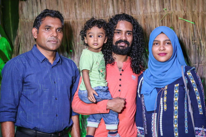 ރިޔާސީ އިންތިހާބް ކާމިޔާބުކުރެއްވި އިބްރާހިމް މުހައްމަދު ސޯލިހް އަދި ފައިސަލް ނަސީމްއަށް މަރުހަބާ ކިޔުމަށް ގަލޮޅު ދެކުނު ސަރަހައްދު ރައްޔިތުން ބޭއްވި ހާއްސަ ހަރަކާތުގެ ތެރެއިން -- ސަން ފޮޓޯ/ ފަޔާޒު މޫސާ