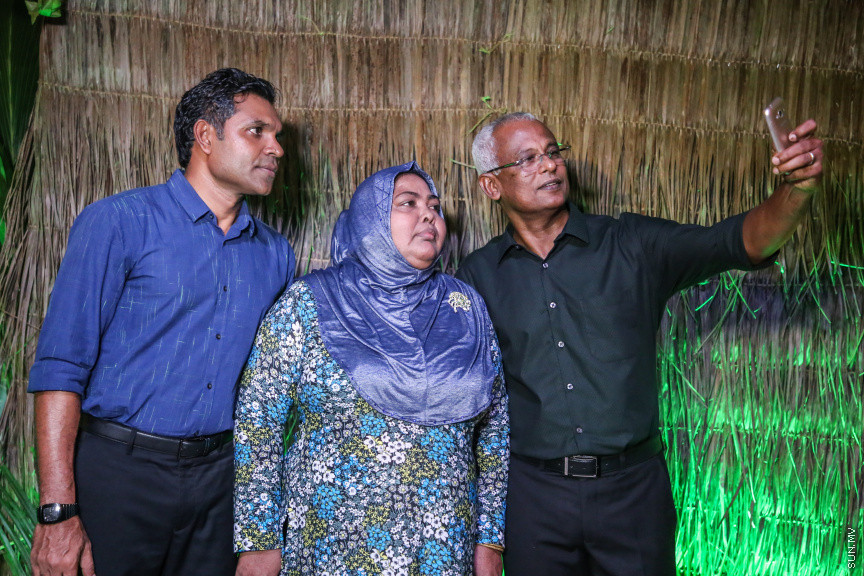 ރިޔާސީ އިންތިހާބް ކާމިޔާބުކުރެއްވި އިބްރާހިމް މުހައްމަދު ސޯލިހް އަދި ފައިސަލް ނަސީމްއަށް މަރުހަބާ ކިޔުމަށް ގަލޮޅު ދެކުނު ސަރަހައްދު ރައްޔިތުން ބޭއްވި ހާއްސަ ހަރަކާތުގެ ތެރެއިން -- ސަން ފޮޓޯ/ ފަޔާޒު މޫސާ