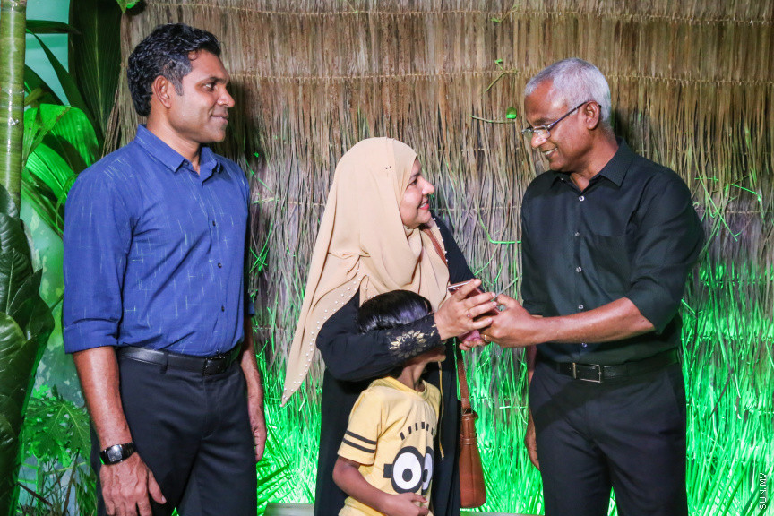 ރިޔާސީ އިންތިހާބް ކާމިޔާބުކުރެއްވި އިބްރާހިމް މުހައްމަދު ސޯލިހް އަދި ފައިސަލް ނަސީމްއަށް މަރުހަބާ ކިޔުމަށް ގަލޮޅު ދެކުނު ސަރަހައްދު ރައްޔިތުން ބޭއްވި ހާއްސަ ހަރަކާތުގެ ތެރެއިން -- ސަން ފޮޓޯ/ ފަޔާޒު މޫސާ