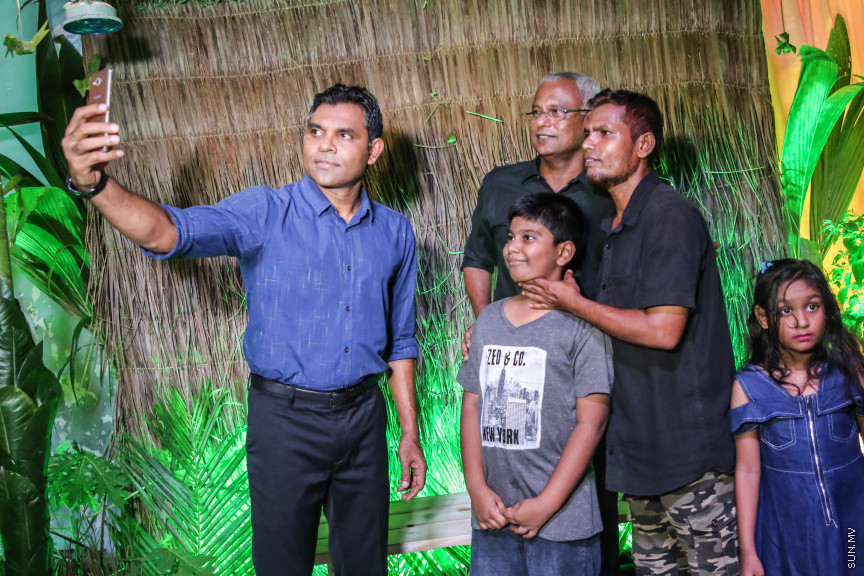 ރިޔާސީ އިންތިހާބް ކާމިޔާބުކުރެއްވި އިބްރާހިމް މުހައްމަދު ސޯލިހް އަދި ފައިސަލް ނަސީމްއަށް މަރުހަބާ ކިޔުމަށް ގަލޮޅު ދެކުނު ސަރަހައްދު ރައްޔިތުން ބޭއްވި ހާއްސަ ހަރަކާތުގެ ތެރެއިން -- ސަން ފޮޓޯ/ ފަޔާޒު މޫސާ