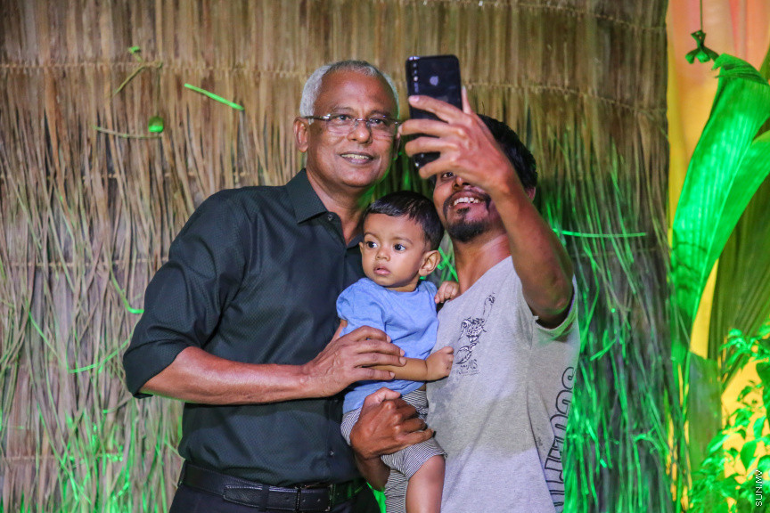 ރިޔާސީ އިންތިހާބް ކާމިޔާބުކުރެއްވި އިބްރާހިމް މުހައްމަދު ސޯލިހް އަދި ފައިސަލް ނަސީމްއަށް މަރުހަބާ ކިޔުމަށް ގަލޮޅު ދެކުނު ސަރަހައްދު ރައްޔިތުން ބޭއްވި ހާއްސަ ހަރަކާތުގެ ތެރެއިން -- ސަން ފޮޓޯ/ ފަޔާޒު މޫސާ