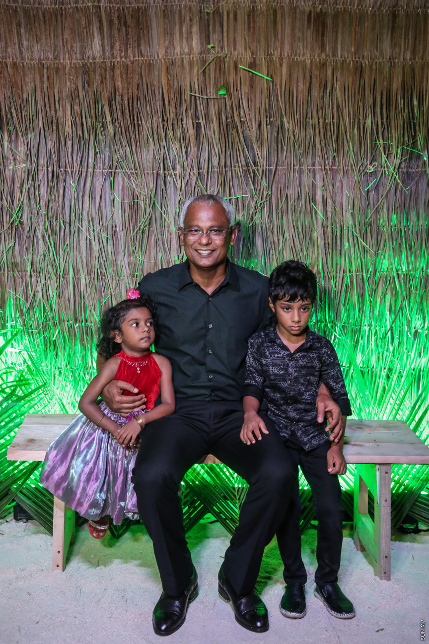 ރިޔާސީ އިންތިހާބް ކާމިޔާބުކުރެއްވި އިބްރާހިމް މުހައްމަދު ސޯލިހް އަދި ފައިސަލް ނަސީމްއަށް މަރުހަބާ ކިޔުމަށް ގަލޮޅު ދެކުނު ސަރަހައްދު ރައްޔިތުން ބޭއްވި ހާއްސަ ހަރަކާތުގެ ތެރެއިން -- ސަން ފޮޓޯ/ ފަޔާޒު މޫސާ