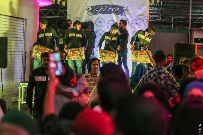 ރިޔާސީ އިންތިހާބް ކާމިޔާބުކުރެއްވި އިބްރާހިމް މުހައްމަދު ސޯލިހް އަދި ފައިސަލް ނަސީމްއަށް މަރުހަބާ ކިޔުމަށް ގަލޮޅު ދެކުނު ސަރަހައްދު ރައްޔިތުން ބޭއްވި ހާއްސަ ހަރަކާތުގެ ތެރެއިން -- ސަން ފޮޓޯ/ ފަޔާޒު މޫސާ