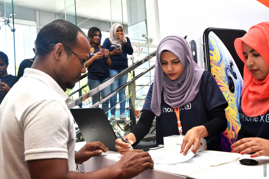 އެޕަލް ކުންފުނިން މިއަހަރު  އުފެއްދި އައިފޯން 10އެސް އަދި 10އެސް މެކްސް ދިރާގުން ރަސްމީކޮން ލޯންޗުކުރުން  -- ސަން ފޮޓޯ/ އަޙުމަދު އަވްޝަން އިލްޔާސް