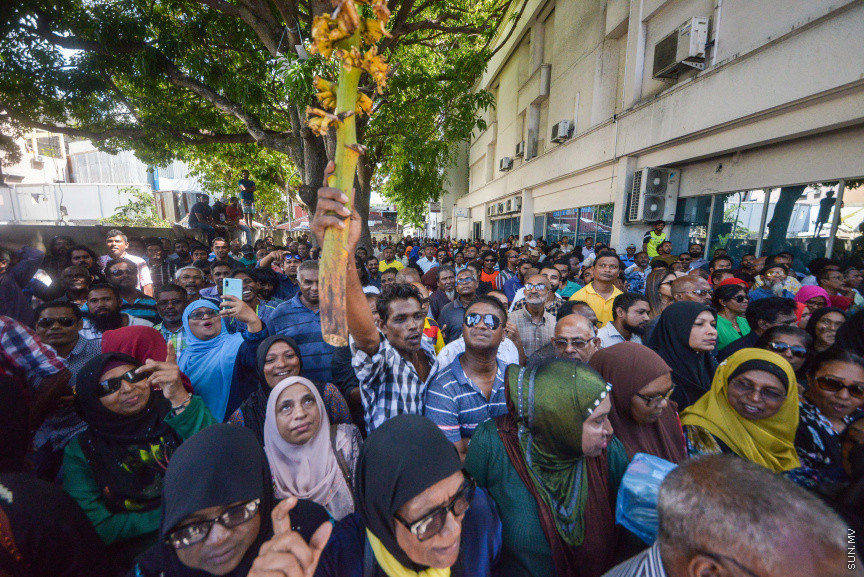 އޮކްޓޯބަރ 21، 2018: ރިޔާސީ އިންތިޚާބު ބާތިލްކޮށްދިނުމަށް އެދިވަޑައިގެން، ރައީސް ޔާމީން ސުޕްރީމް ކޯޓަށް ހުށަހެޅި މައްސަލަ: ރިޔާސީ އިންތިޚާބު ބާތިލު ކުރަން ނުޖެހޭ ކަމަށް ސުޕްރީމު ކޯޓުން ވަނީ  ހުކުމް ކޮށްފައި -- ސަން ފޮޓޯ// ފަޔާޒު މޫސާ