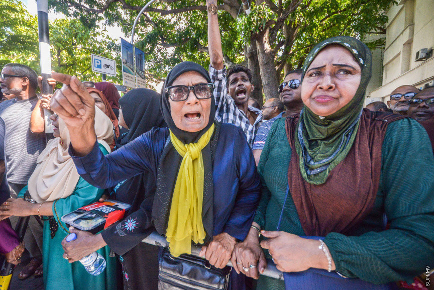 އޮކްޓޯބަރ 21، 2018: ރިޔާސީ އިންތިޚާބު ބާތިލްކޮށްދިނުމަށް އެދިވަޑައިގެން، ރައީސް ޔާމީން ސުޕްރީމް ކޯޓަށް ހުށަހެޅި މައްސަލަ: ރިޔާސީ އިންތިޚާބު ބާތިލު ކުރަން ނުޖެހޭ ކަމަށް ސުޕްރީމު ކޯޓުން ވަނީ  ހުކުމް ކޮށްފައި -- ސަން ފޮޓޯ// ފަޔާޒު މޫސާ