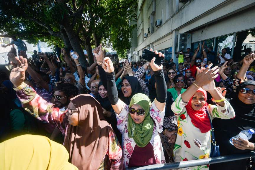 އޮކްޓޯބަރ 21، 2018: ރިޔާސީ އިންތިޚާބު ބާތިލްކޮށްދިނުމަށް އެދިވަޑައިގެން، ރައީސް ޔާމީން ސުޕްރީމް ކޯޓަށް ހުށަހެޅި މައްސަލަ: ރިޔާސީ އިންތިޚާބު ބާތިލު ކުރަން ނުޖެހޭ ކަމަށް ސުޕްރީމު ކޯޓުން ވަނީ  ހުކުމް ކޮށްފައި -- ސަން ފޮޓޯ// ފަޔާޒު މޫސާ