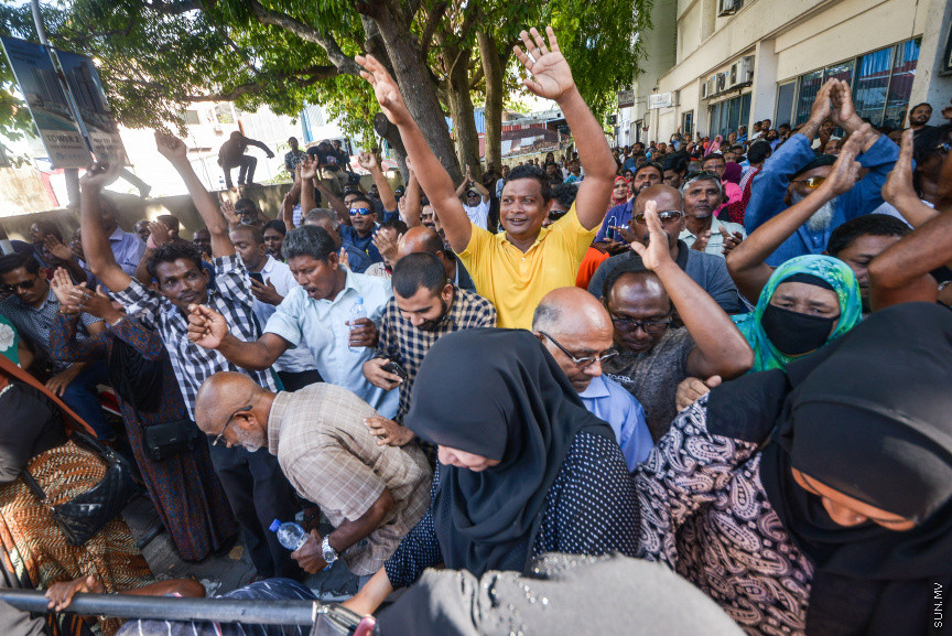 އޮކްޓޯބަރ 21، 2018: ރިޔާސީ އިންތިޚާބު ބާތިލްކޮށްދިނުމަށް އެދިވަޑައިގެން، ރައީސް ޔާމީން ސުޕްރީމް ކޯޓަށް ހުށަހެޅި މައްސަލަ: ރިޔާސީ އިންތިޚާބު ބާތިލު ކުރަން ނުޖެހޭ ކަމަށް ސުޕްރީމު ކޯޓުން ވަނީ  ހުކުމް ކޮށްފައި -- ސަން ފޮޓޯ// ފަޔާޒު މޫސާ