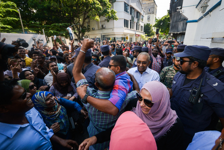 އޮކްޓޯބަރ 21، 2018: ރިޔާސީ އިންތިޚާބު ބާތިލްކޮށްދިނުމަށް އެދިވަޑައިގެން، ރައީސް ޔާމީން ސުޕްރީމް ކޯޓަށް ހުށަހެޅި މައްސަލަ: ރިޔާސީ އިންތިޚާބު ބާތިލު ކުރަން ނުޖެހޭ ކަމަށް ސުޕްރީމު ކޯޓުން ވަނީ  ހުކުމް ކޮށްފައި -- ސަން ފޮޓޯ// ފަޔާޒު މޫސާ