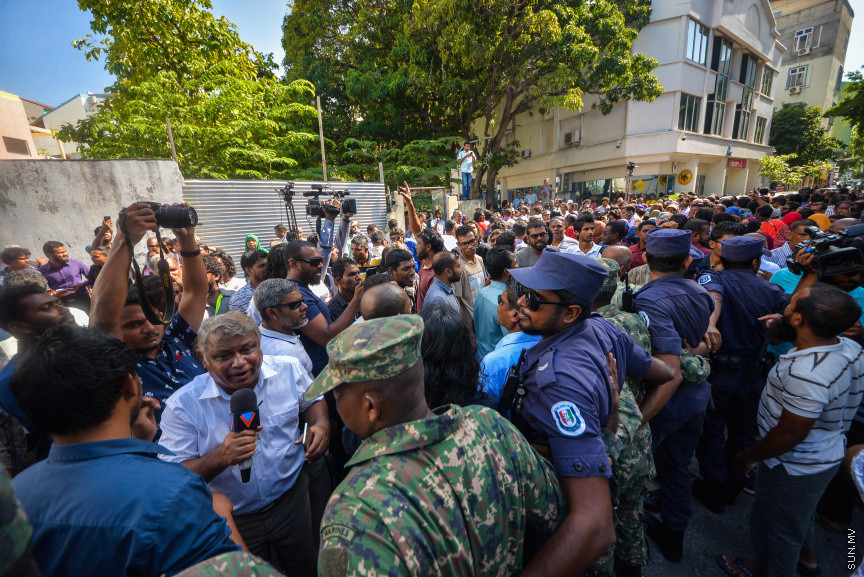 އޮކްޓޯބަރ 21، 2018: ރިޔާސީ އިންތިޚާބު ބާތިލްކޮށްދިނުމަށް އެދިވަޑައިގެން، ރައީސް ޔާމީން ސުޕްރީމް ކޯޓަށް ހުށަހެޅި މައްސަލަ: ރިޔާސީ އިންތިޚާބު ބާތިލު ކުރަން ނުޖެހޭ ކަމަށް ސުޕްރީމު ކޯޓުން ވަނީ  ހުކުމް ކޮށްފައި -- ސަން ފޮޓޯ// ފަޔާޒު މޫސާ