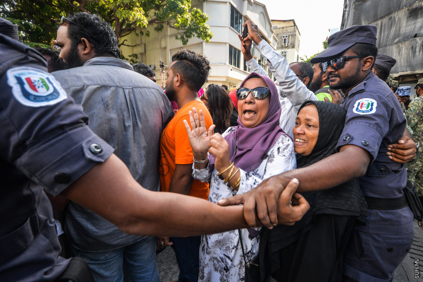 އޮކްޓޯބަރ 21، 2018: ރިޔާސީ އިންތިޚާބު ބާތިލްކޮށްދިނުމަށް އެދިވަޑައިގެން، ރައީސް ޔާމީން ސުޕްރީމް ކޯޓަށް ހުށަހެޅި މައްސަލަ: ރިޔާސީ އިންތިޚާބު ބާތިލު ކުރަން ނުޖެހޭ ކަމަށް ސުޕްރީމު ކޯޓުން ވަނީ  ހުކުމް ކޮށްފައި -- ސަން ފޮޓޯ// ފަޔާޒު މޫސާ