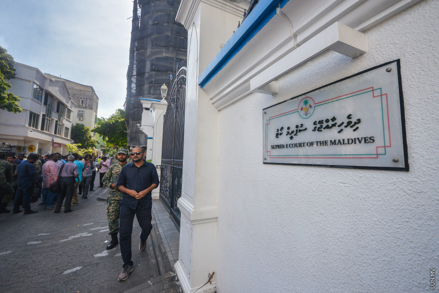 އޮކްޓޯބަރ 21، 2018: ރިޔާސީ އިންތިޚާބު ބާތިލްކޮށްދިނުމަށް އެދިވަޑައިގެން، ރައީސް ޔާމީން ސުޕްރީމް ކޯޓަށް ހުށަހެޅި މައްސަލަ: ރިޔާސީ އިންތިޚާބު ބާތިލު ކުރަން ނުޖެހޭ ކަމަށް ސުޕްރީމު ކޯޓުން ވަނީ  ހުކުމް ކޮށްފައި -- ސަން ފޮޓޯ// ފަޔާޒު މޫސާ