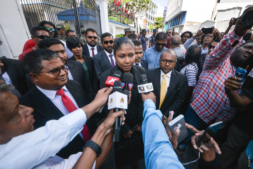 އޮކްޓޯބަރ 21، 2018: ރިޔާސީ އިންތިޚާބު ބާތިލްކޮށްދިނުމަށް އެދިވަޑައިގެން، ރައީސް ޔާމީން ސުޕްރީމް ކޯޓަށް ހުށަހެޅި މައްސަލަ: ރިޔާސީ އިންތިޚާބު ބާތިލު ކުރަން ނުޖެހޭ ކަމަށް ސުޕްރީމު ކޯޓުން ވަނީ  ހުކުމް ކޮށްފައި -- ސަން ފޮޓޯ// ފަޔާޒު މޫސާ