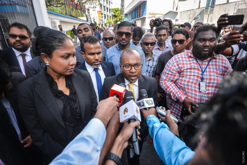 އޮކްޓޯބަރ 21، 2018: ރިޔާސީ އިންތިޚާބު ބާތިލްކޮށްދިނުމަށް އެދިވަޑައިގެން، ރައީސް ޔާމީން ސުޕްރީމް ކޯޓަށް ހުށަހެޅި މައްސަލަ: ރިޔާސީ އިންތިޚާބު ބާތިލު ކުރަން ނުޖެހޭ ކަމަށް ސުޕްރީމު ކޯޓުން ވަނީ  ހުކުމް ކޮށްފައި -- ސަން ފޮޓޯ// ފަޔާޒު މޫސާ