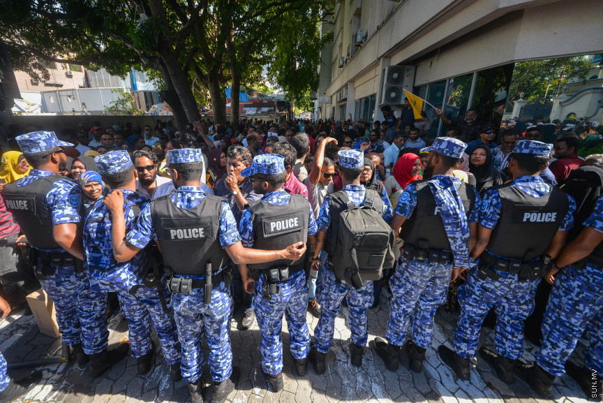 އޮކްޓޯބަރ 21، 2018: ރިޔާސީ އިންތިޚާބު ބާތިލްކޮށްދިނުމަށް އެދިވަޑައިގެން، ރައީސް ޔާމީން ސުޕްރީމް ކޯޓަށް ހުށަހެޅި މައްސަލަ: ރިޔާސީ އިންތިޚާބު ބާތިލު ކުރަން ނުޖެހޭ ކަމަށް ސުޕްރީމު ކޯޓުން ވަނީ  ހުކުމް ކޮށްފައި -- ސަން ފޮޓޯ// ފަޔާޒު މޫސާ