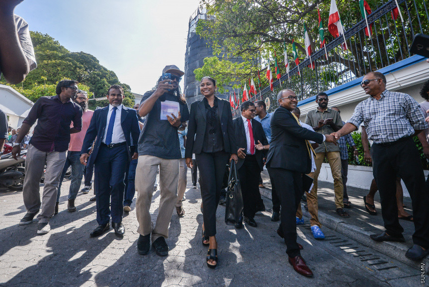 އޮކްޓޯބަރ 21، 2018: ރިޔާސީ އިންތިޚާބު ބާތިލްކޮށްދިނުމަށް އެދިވަޑައިގެން، ރައީސް ޔާމީން ސުޕްރީމް ކޯޓަށް ހުށަހެޅި މައްސަލަ: ރިޔާސީ އިންތިޚާބު ބާތިލު ކުރަން ނުޖެހޭ ކަމަށް ސުޕްރީމު ކޯޓުން ވަނީ  ހުކުމް ކޮށްފައި -- ސަން ފޮޓޯ// ފަޔާޒު މޫސާ
