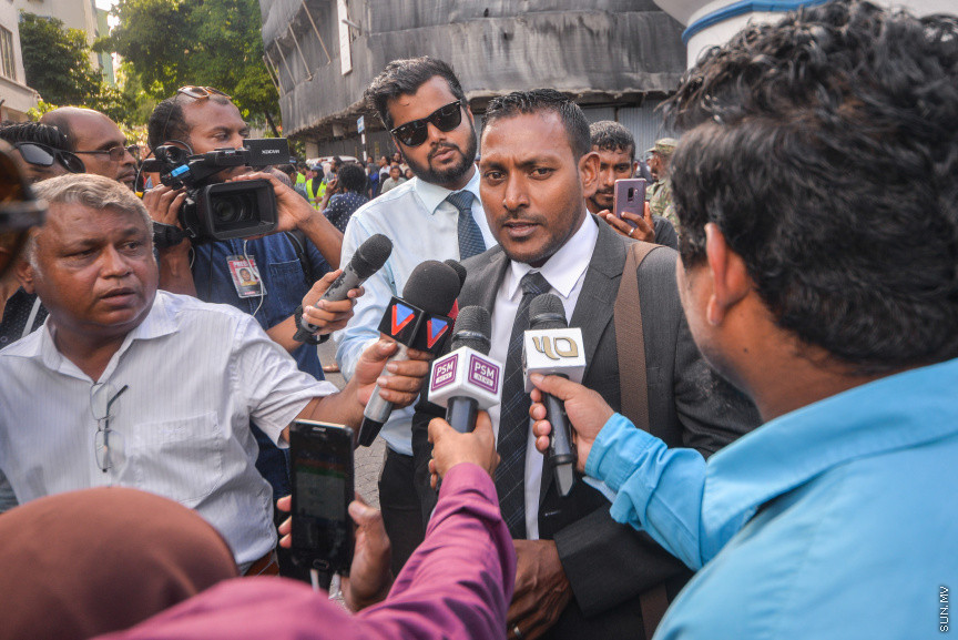 އޮކްޓޯބަރ 21، 2018: ރިޔާސީ އިންތިޚާބު ބާތިލްކޮށްދިނުމަށް އެދިވަޑައިގެން، ރައީސް ޔާމީން ސުޕްރީމް ކޯޓަށް ހުށަހެޅި މައްސަލަ: ރިޔާސީ އިންތިޚާބު ބާތިލު ކުރަން ނުޖެހޭ ކަމަށް ސުޕްރީމު ކޯޓުން ވަނީ  ހުކުމް ކޮށްފައި -- ސަން ފޮޓޯ// ފަޔާޒު މޫސާ