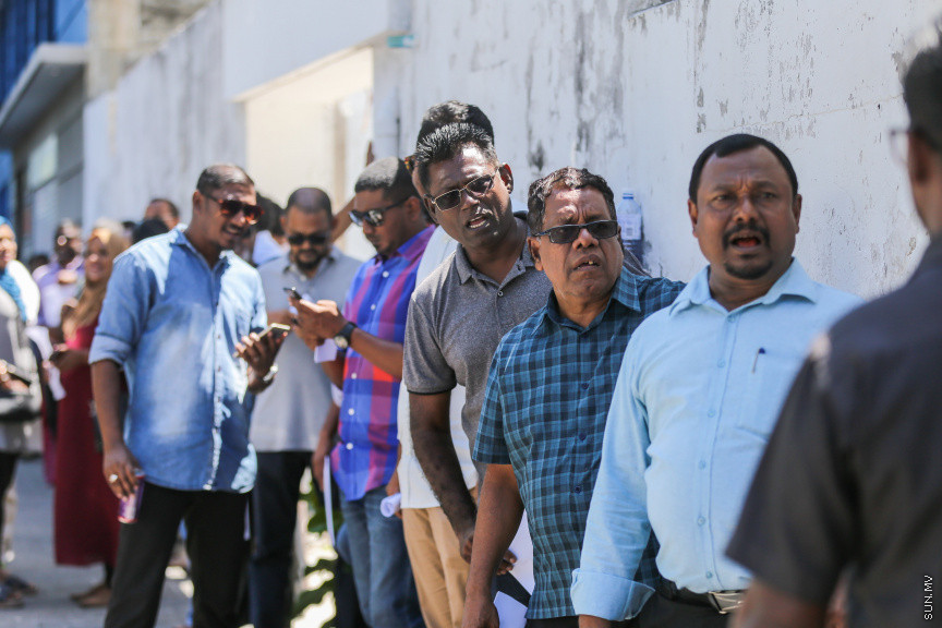 އޮކްޓޯބަރ 21، 2018: ރިޔާސީ އިންތިޚާބު ބާތިލްކޮށްދިނުމަށް އެދިވަޑައިގެން، ރައީސް ޔާމީން ސުޕްރީމް ކޯޓަށް ހުށަހެޅި މައްސަލަ: ރިޔާސީ އިންތިޚާބު ބާތިލު ކުރަން ނުޖެހޭ ކަމަށް ސުޕްރީމު ކޯޓުން ވަނީ  ހުކުމް ކޮށްފައި -- ސަން ފޮޓޯ// ފަޔާޒު މޫސާ