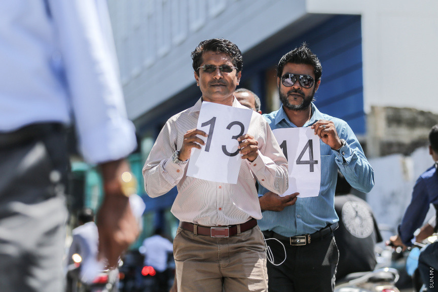 އޮކްޓޯބަރ 21، 2018: ރިޔާސީ އިންތިޚާބު ބާތިލްކޮށްދިނުމަށް އެދިވަޑައިގެން، ރައީސް ޔާމީން ސުޕްރީމް ކޯޓަށް ހުށަހެޅި މައްސަލަ: ރިޔާސީ އިންތިޚާބު ބާތިލު ކުރަން ނުޖެހޭ ކަމަށް ސުޕްރީމު ކޯޓުން ވަނީ  ހުކުމް ކޮށްފައި -- ސަން ފޮޓޯ// ފަޔާޒު މޫސާ