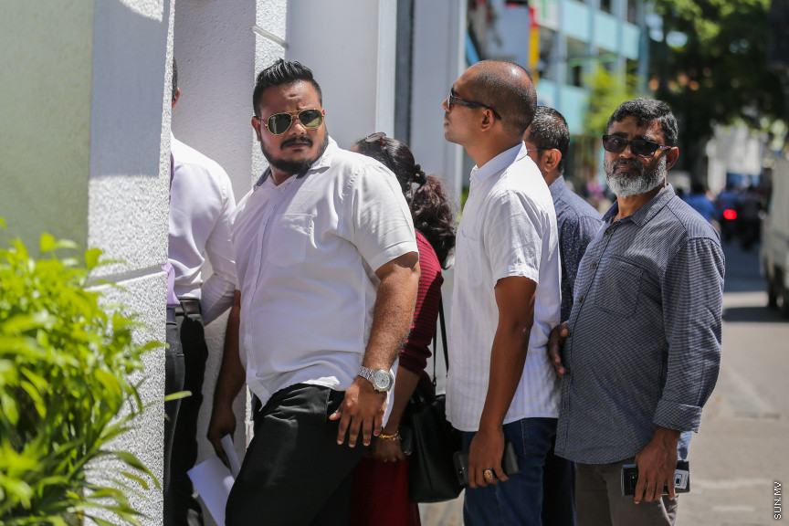 އޮކްޓޯބަރ 21، 2018: ރިޔާސީ އިންތިޚާބު ބާތިލްކޮށްދިނުމަށް އެދިވަޑައިގެން، ރައީސް ޔާމީން ސުޕްރީމް ކޯޓަށް ހުށަހެޅި މައްސަލަ: ރިޔާސީ އިންތިޚާބު ބާތިލު ކުރަން ނުޖެހޭ ކަމަށް ސުޕްރީމު ކޯޓުން ވަނީ  ހުކުމް ކޮށްފައި -- ސަން ފޮޓޯ// ފަޔާޒު މޫސާ