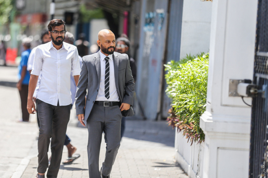 އޮކްޓޯބަރ 21، 2018: ރިޔާސީ އިންތިޚާބު ބާތިލްކޮށްދިނުމަށް އެދިވަޑައިގެން، ރައީސް ޔާމީން ސުޕްރީމް ކޯޓަށް ހުށަހެޅި މައްސަލަ: ރިޔާސީ އިންތިޚާބު ބާތިލު ކުރަން ނުޖެހޭ ކަމަށް ސުޕްރީމު ކޯޓުން ވަނީ  ހުކުމް ކޮށްފައި -- ސަން ފޮޓޯ// ފަޔާޒު މޫސާ