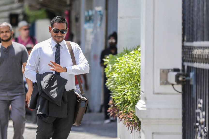 އޮކްޓޯބަރ 21، 2018: ރިޔާސީ އިންތިޚާބު ބާތިލްކޮށްދިނުމަށް އެދިވަޑައިގެން، ރައީސް ޔާމީން ސުޕްރީމް ކޯޓަށް ހުށަހެޅި މައްސަލަ: ރިޔާސީ އިންތިޚާބު ބާތިލު ކުރަން ނުޖެހޭ ކަމަށް ސުޕްރީމު ކޯޓުން ވަނީ  ހުކުމް ކޮށްފައި -- ސަން ފޮޓޯ// ފަޔާޒު މޫސާ