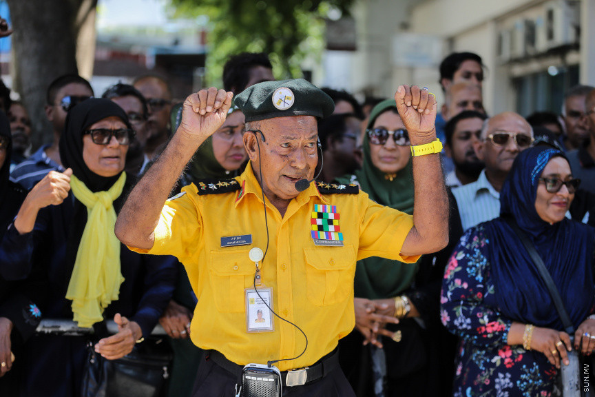 އޮކްޓޯބަރ 21، 2018: ރިޔާސީ އިންތިޚާބު ބާތިލްކޮށްދިނުމަށް އެދިވަޑައިގެން، ރައީސް ޔާމީން ސުޕްރީމް ކޯޓަށް ހުށަހެޅި މައްސަލަ: ރިޔާސީ އިންތިޚާބު ބާތިލު ކުރަން ނުޖެހޭ ކަމަށް ސުޕްރީމު ކޯޓުން ވަނީ  ހުކުމް ކޮށްފައި -- ސަން ފޮޓޯ// ފަޔާޒު މޫސާ