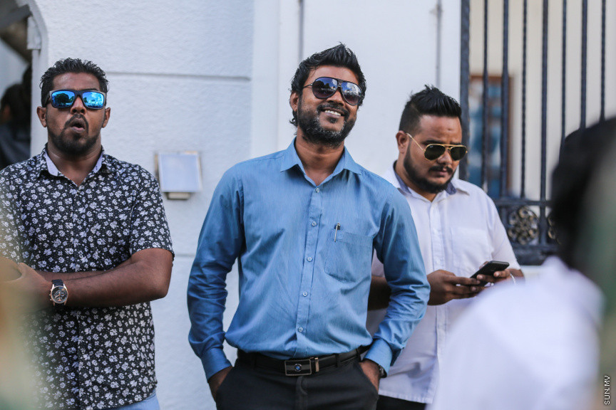 އޮކްޓޯބަރ 21، 2018: ރިޔާސީ އިންތިޚާބު ބާތިލްކޮށްދިނުމަށް އެދިވަޑައިގެން، ރައީސް ޔާމީން ސުޕްރީމް ކޯޓަށް ހުށަހެޅި މައްސަލަ: ރިޔާސީ އިންތިޚާބު ބާތިލު ކުރަން ނުޖެހޭ ކަމަށް ސުޕްރީމު ކޯޓުން ވަނީ  ހުކުމް ކޮށްފައި -- ސަން ފޮޓޯ// ފަޔާޒު މޫސާ